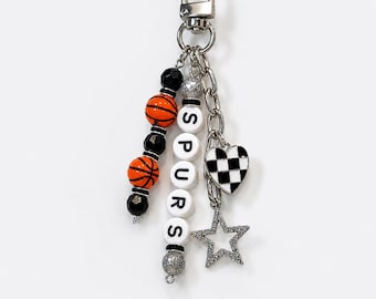 Chaveiro de basquete Spurs – Chaveiro de contas prateado, preto e branco com pingentes de estrela e coração