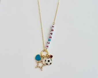 KC Baby Charm Halsband: Kansas City Fotboll, Blågrön & Röda Pärlor