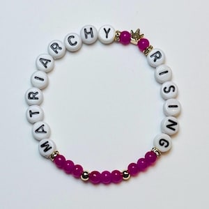 Matriarchy Rising Armband mit tiefrosa und goldenen Perlen und Krone