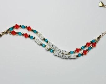 Mi energía es lujo: pulsera de afirmación energética con cuentas en color verde azulado, naranja y dorado.