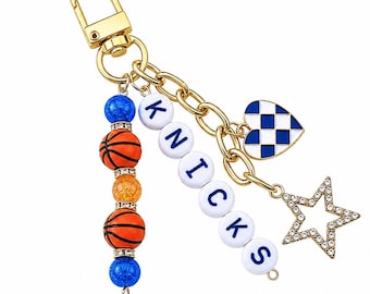 Brelok do kluczy z motywem koszykówki Knicks – złoty, niebieski i pomarańczowy koralikowy brelok z zawieszkami w kształcie gwiazdek i serduszek