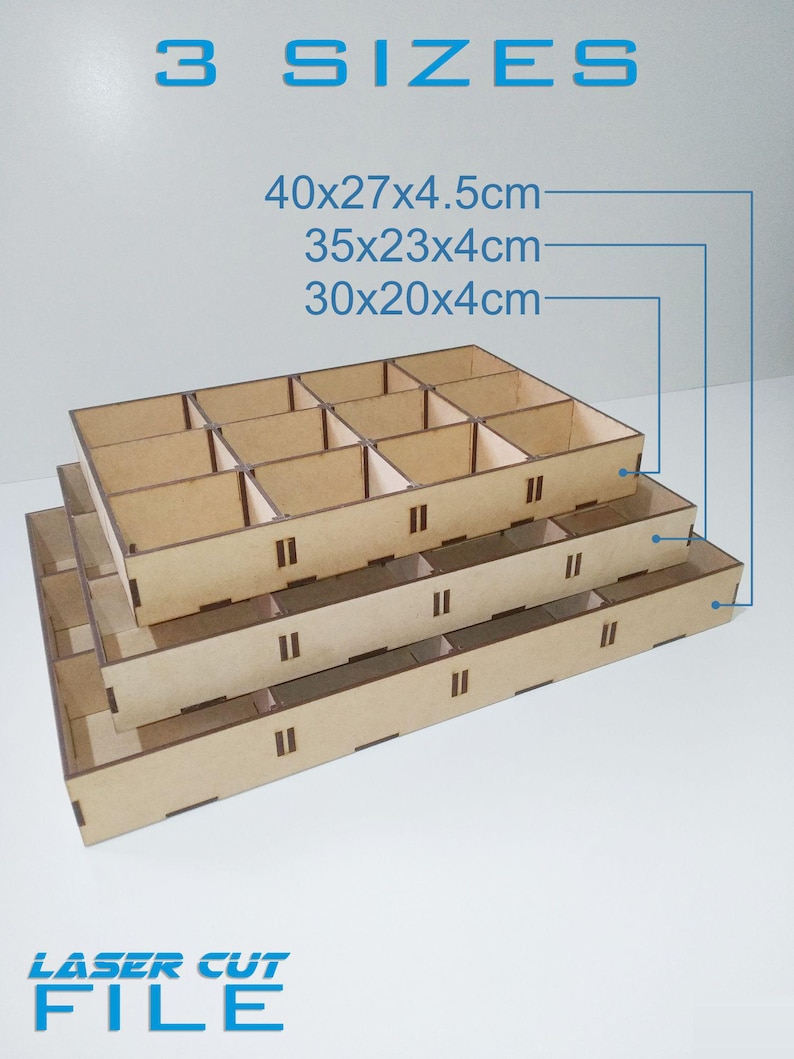 K&ouml;nnte beinhalten: Drei lasergeschnittene Holz-Aufbewahrungstabletts in verschiedenen Gr&ouml;&szlig;en, gestapelt. Das gr&ouml;&szlig;te Tablett misst 40x27x4.5cm, das mittlere 35x23x4cm und das kleinste 30x20x4cm. Text: "3 SIZES" und "LASER CUT FILE".