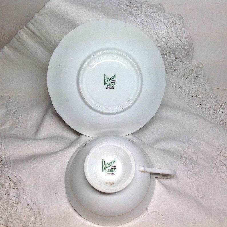 Autumn Leaf and Berry Garland Wide Mouth Footed Vintage Bone China England Tea Cup /& Saucer Paragon Teacup Mom Gift Ship to US 10.22