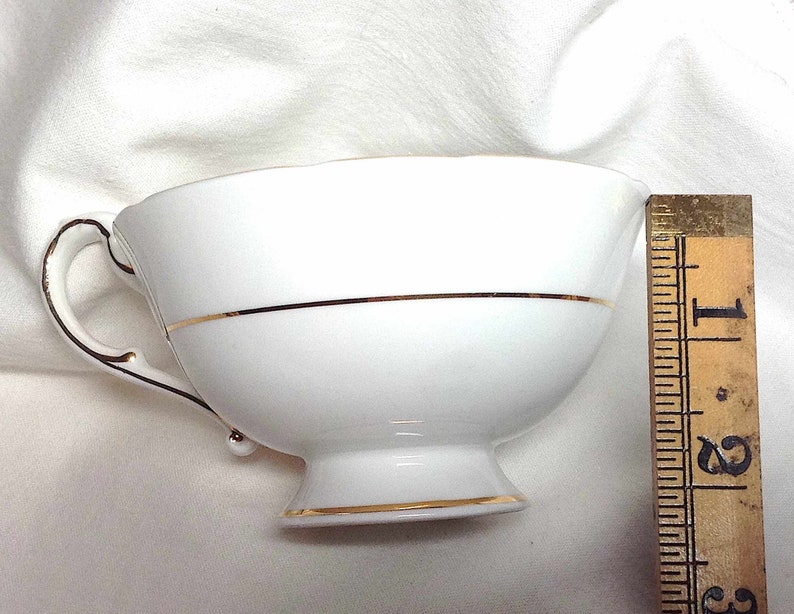 Autumn Leaf and Berry Garland Wide Mouth Footed Vintage Bone China England Tea Cup /& Saucer Paragon Teacup Mom Gift Ship to US 10.22
