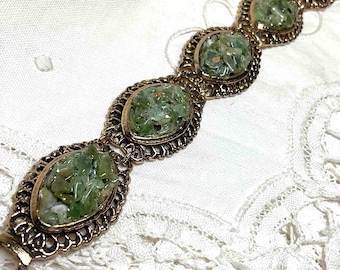 Vintage Bracelet with Jade Green Chips in 6 Oval Links Gold Tone Metal with Push Clasp
