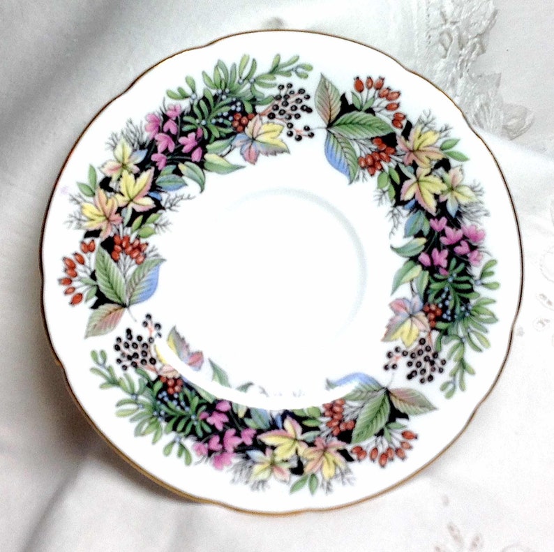 Autumn Leaf and Berry Garland Wide Mouth Footed Vintage Bone China England Tea Cup /& Saucer Paragon Teacup Mom Gift Ship to US 10.22