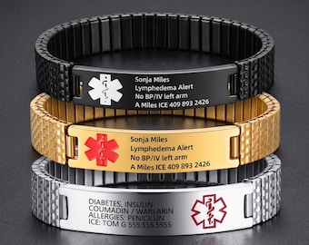Op de afbeelding: Drie medische alarmarmbanden met rekbare metalen banden in zwart, goud en zilver. Elk heeft een rechthoekige plaat met het Ster van Leven-symbool en gegraveerde tekst met namen, medische aandoeningen en noodnummers voor contactpersonen.