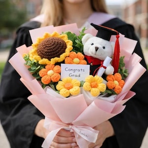 Class of 2026 knitted Crochet Flower Graduation Bouquet,Graduation Knitted Flower with Grad Bear,Handmade Graduation Gift for Her/Him