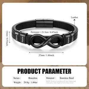 Op de afbeelding: Zwart leren armband met een oneindigheidssymbool in het midden. De armband heeft een magnetische sluiting en kan worden gepersonaliseerd met namen. De omtrek is ongeveer 21,5 cm, de breedte is 37 mm.