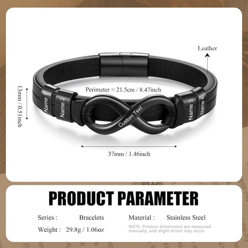 Op de afbeelding: Zwart leren armband met een oneindigheidssymbool in het midden. De armband heeft een magnetische sluiting en kan worden gepersonaliseerd met namen. De omtrek is ongeveer 21,5 cm, de breedte is 37 mm.