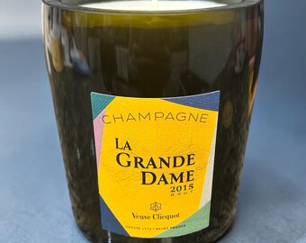 Vela hecha con una botella de champán La Grande Dame de Veuve Cicquot reutilizada.