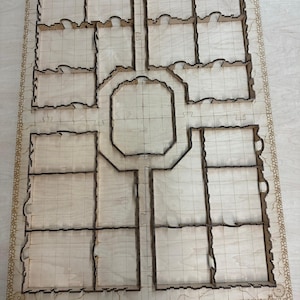 Puede incluir: Un tablero de juego de madera con un patr&oacute;n de cuadr&iacute;cula y varias habitaciones delineadas en marr&oacute;n. El tablero est&aacute; dise&ntilde;ado para un juego de rol de mesa.