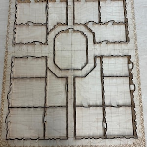 Puede incluir: Un tablero de juego de madera con un patr&oacute;n de cuadr&iacute;cula y una habitaci&oacute;n central octogonal rodeada de habitaciones rectangulares m&aacute;s peque&ntilde;as. El tablero est&aacute; hecho de madera clara y tiene un acabado natural.