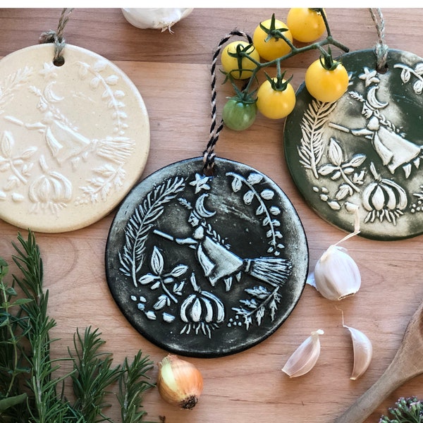 Adorno de bruja de cocina - Cerámica Strega Cucina - 5"