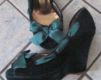 Amazing, sexy, comfortable green Vintage velvet shoes size 7m - 75 USD w free continental U.S. Shipping