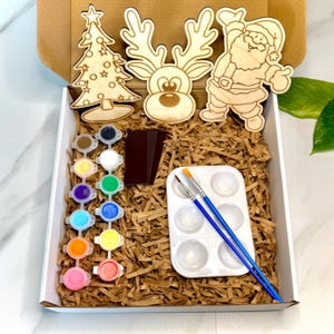 DIY kerstschilderset voor kinderen - 3 houten figuren, acrylverfset, penselen en dienblad - leuke knutselactiviteit voor de feestdagen