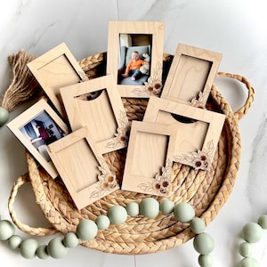 Magnetischer Holzbilderrahmen Instax Mini, Brieftasche, 4x6 Rustikaler Holzbilderrahmen mit Blumengravur-Kühlschrankmagnetrahmen Handgemachter Geschenkrahmen