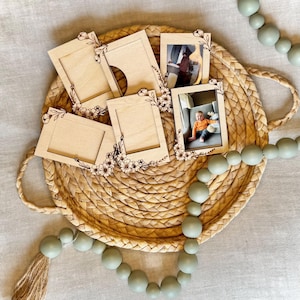Magnetischer Bilderrahmen aus Holz für Insta Mini oder Brieftasche oder 4x6 Fotos - Florales Boarderdesign - Rustikale, handgefertigte, einfach zu verwendende Fotoanzeige