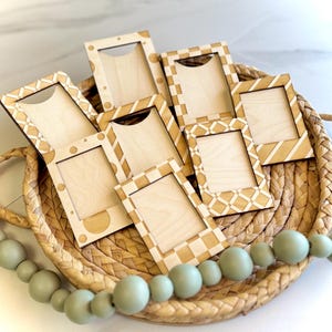 Magnetischer Bilderrahmen aus Holz für Insta Mini oder Brieftasche oder 4x6 Fotos - Pattern Boarder Designs - Rustikale, handgefertigte, einfach zu bedienende Fotoanzeige