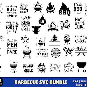 以下が含まれることがあります： 黒と白のグラフィックデザインバンドルで、バーベキューをテーマにした50個のSVGファイルが含まれています。デザインには、「Smoking Hot Grill Master」、「King of the Grill」、「Real Men Play with Fire」、「Licensed to Grill」など、さまざまなグリル関連の言葉が含まれています。