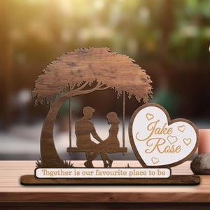 Coppia romantica personalizzata tagliata al laser pronta, cartello d'amore SVG, regalo di San Valentino SVG, design del supporto per coppia per taglio laser, regalo per lei