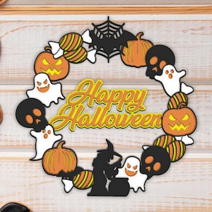 Può includere: Una ghirlanda di Halloween con zucche arancioni e gialle, fantasmi, bastoncini di zucchero e un teschio. La ghirlanda dice "Happy Halloween" in lettere gialle.