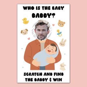 Könnte beinhalten: Eine Babyparty-Rubbelkarte mit dem Text "WHO IS THE BABY DADDY?" und "SCRATCH AND FIND THE DADDY & WIN". Die Karte zeigt eine Illustration eines Mannes, der ein Baby hält, umgeben von Baby-Grafiken.