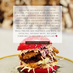 Könnte beinhalten: Eine Kundenbewertung für einen japanischen Hähnchenburger von Cinnamon Grove, einem Restaurant in Melbourne, Australien. Die Bewertung lobt den Burger als "unglaublich gut" und erwähnt das freundliche Personal und die preiswerte Speisekarte.