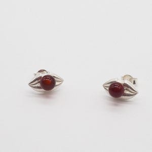 Aretes tipo stud en forma de labios de plata inspirados en los años 90 con &quot;Chicle&quot;.