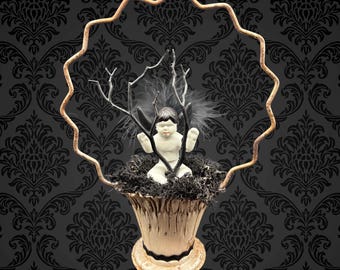 Ángel oscuro en una cesta funeraria, arte de muñeca espeluznante