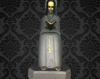 Figura de monje sacerdote gótico en negro y verde metalizado, única en su tipo.