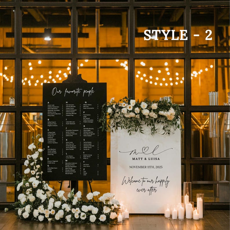 Puede incluir: Una pizarra negra con el texto "Our favorite people" y un cartel blanco con el texto "mel MATT & LUISA NOVEMBER 11TH, 2025 Welcome to our happily ever after" con flores blancas y velas delante.