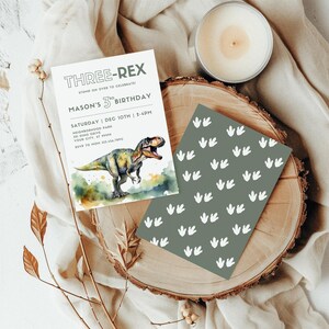 Puede incluir: Una invitación de cumpleaños de dinosaurio verde y blanca con el texto "THREE-REX" y "MASON'S 3RD BIRTHDAY". La invitación también incluye la fecha, la hora y la ubicación de la fiesta.