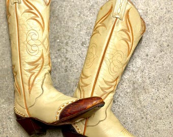 Stivali da cowboy vintage Tony Lama in pelle di lucertola: punta a coda di rondine color crema e cognac, taglia 5 da donna.