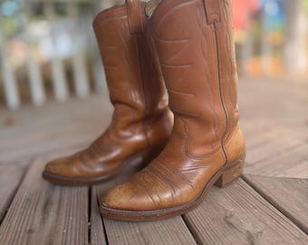 Botas vaqueras vintage de los años 70, fabricadas en Estados Unidos, de cuero color miel intenso, ideales para el trabajo diario. Talla 8 de hombre / 9.5 de mujer.