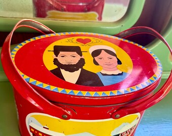 Lata litografiada con asas abatibles, estilo arte popular de mediados de siglo/recuerdo del país Amish.