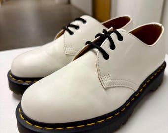 Zapatos Oxford Doc Martens de piel lisa en color blanco, talla 9 de mujer, 7 de hombre.
