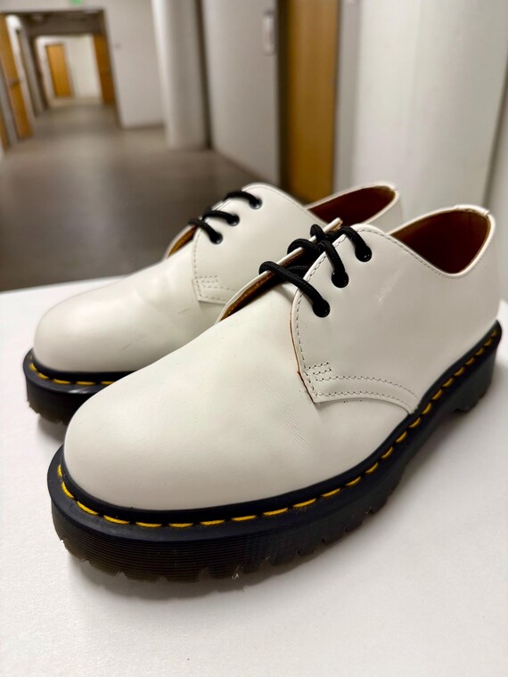 Doc Martens Smooth Leather Oxfords in White Size 9 Womens, 7  display picture 2
