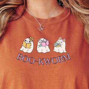 Boo-kworm Halloween T-shirt Prezenty dla miłośników książek Uroczy T-shirt z duchem Comfort Colors® Duch Czytający Bibliotekarz Prezent Zabawna Koszulka na Halloween