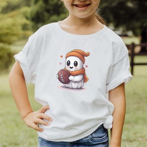 Bonita camiseta de otoño con fantasma espeluznante de jugador de fútbol, divertida y divertida camiseta de otoño para niños y niñas, suave y cómoda camiseta de otoño, camiseta kawaii de truco o trato