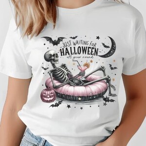 Just Waiting For Halloween-shirt, skelet pool float-shirt, zomercadeau, spookachtig seizoen