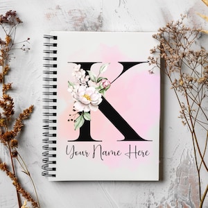 Letra K personalizada con nombre del alfabeto, cuaderno espiral, diario, viajes, kawaii, notas de oficina, composición, planificador, regalo personalizado