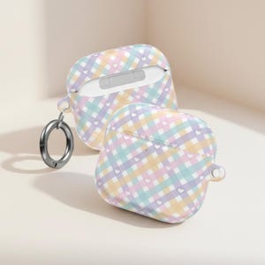 Könnte beinhalten: Ein Set aus drei Keramikbechern mit gesprenkelter, matter Oberfläche. Jeder Becher hat eine andere Farbe: hellblau, cremefarben und grau. Die Becher haben ein schlichtes, modernes Design mit runder Form und bequemem Griff.