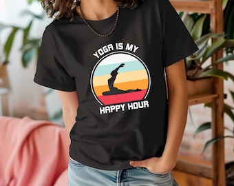 Yoga Is My Happy Hour, camiseta de yoga motivacional cómoda de manga corta, regalo para amigos, practicantes, regalo para instructores de yoga, camiseta gráfica