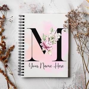 Letra M personalizada con nombre del alfabeto, cuaderno espiral, diario, viajes, kawaii, notas de oficina, composición, planificador, regalo personalizado