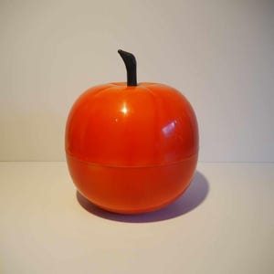 Vacker isbitshållare med orange äpple, isbitshållare i plast, vintage från 1970-talet