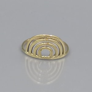 Könnte beinhalten: Ein goldfarbener Ring mit einem Regenbogen-Design. Der Ring ist aus Metall und hat einen schlichten, modernen Stil.