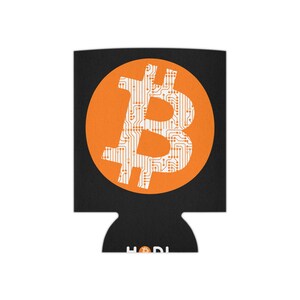 Può includere: Frigorifero per lattine nero e arancione con un simbolo Bitcoin bianco fatto di linee di circuito stampato. Il simbolo è su un cerchio con uno sfondo arancione.