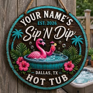 Könnte beinhalten: Ein rundes Holzschild mit einem pinken Flamingo mit Sonnenbrille in einem blauen Whirlpool, der einen Cocktail hält. Der Text lautet: YOUR NAME'S EST. 2026 Sip 'N Dip DALLAS, TX HOT TUB. Das Design zeigt Palmen, Hibiskusblüten und Seifenblasen.