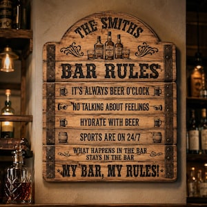 Op de afbeelding: Houten bord voor een bar met de tekst "The Smiths" bovenaan. Het bord toont "Barregels" en regels zoals "Het is altijd biertijd" en "Mijn bar, mijn regels!" Het bord heeft een rustieke, vintage uitstraling.